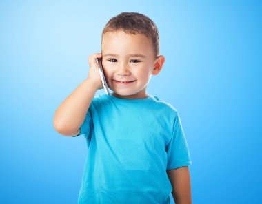 Şirin çocuk cep telefonu üzerinde konuşurken