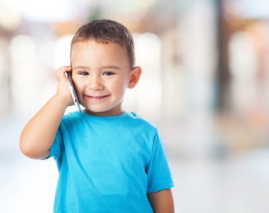 Şirin çocuk cep telefonu üzerinde konuşurken