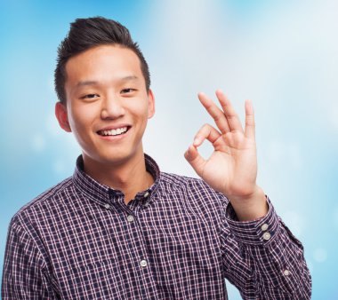İyi bir jest yapan Asyalı erkek