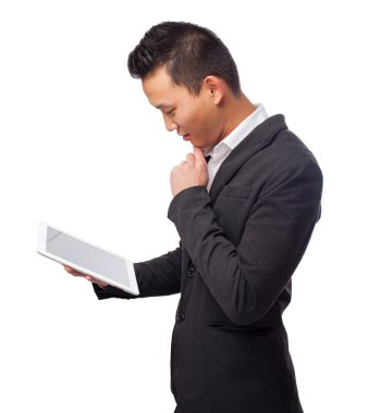 Tablet kullanan Asyalı adam
