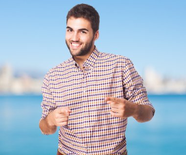 işaret eden yakışıklı genç