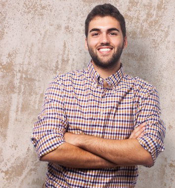 Çapraz kollu genç adam