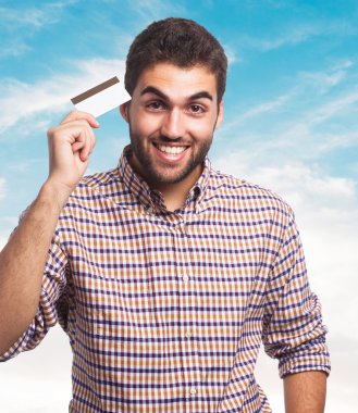 Genç adam holding kredi kartı