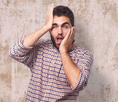 Genç adam deli jest yapıyor