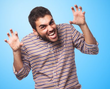 Genç adam agresif jest yapıyor