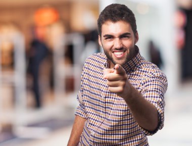 genç adam parmağıyla işaret