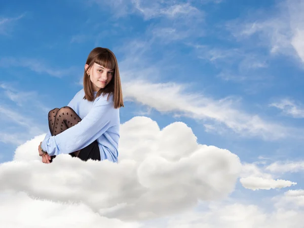 Jonge mooie vrouw zitten op wolk — Stockfoto