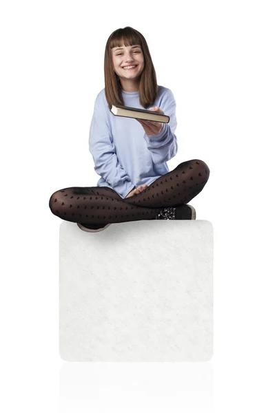 Młoda kobieta oferuje książki — Zdjęcie stockowe