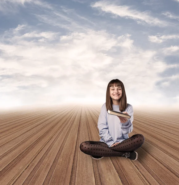 Mujer joven ofreciendo libro — Foto de Stock