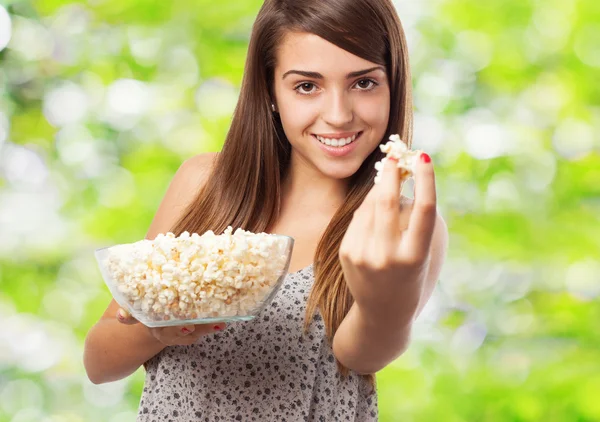 Hezká dívka nabízí popcorn — Stock fotografie