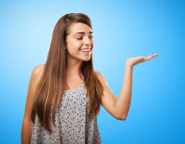 Bir şey tutan genç ve güzel kadın