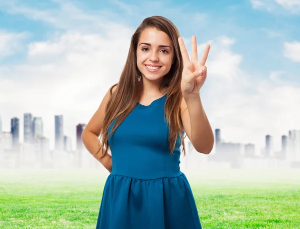 Ganska ung kvinna räknar med fingrar — Stockfoto
