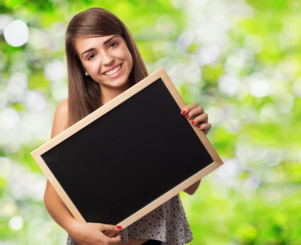 Гарненька студентка тримає крейдяну дошку — стокове фото