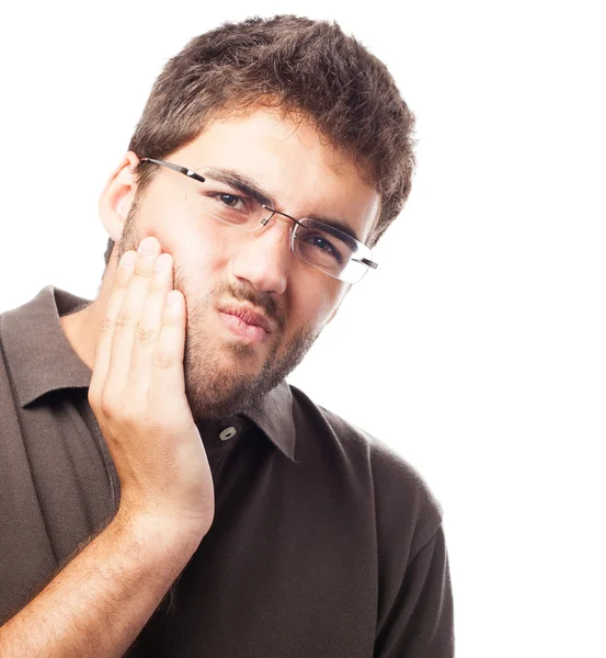 Молодой человек страдает сильной зубной болью — стоковое фото