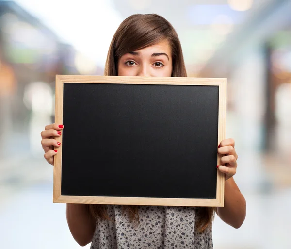 Studentin hinter Tafel versteckt — Stockfoto