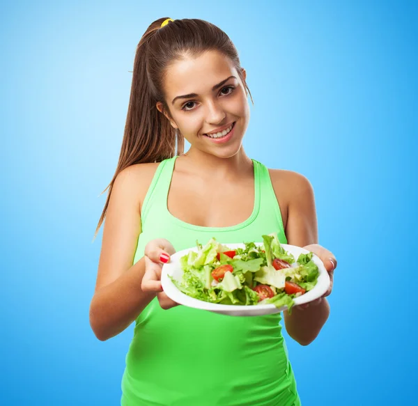 Bella giovane donna che tiene insalata — Foto Stock