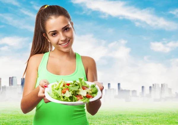 Bella giovane donna che tiene insalata — Foto Stock