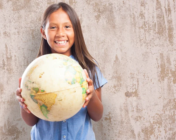 Roztomilá dívka drží zeměkoule — Stock fotografie