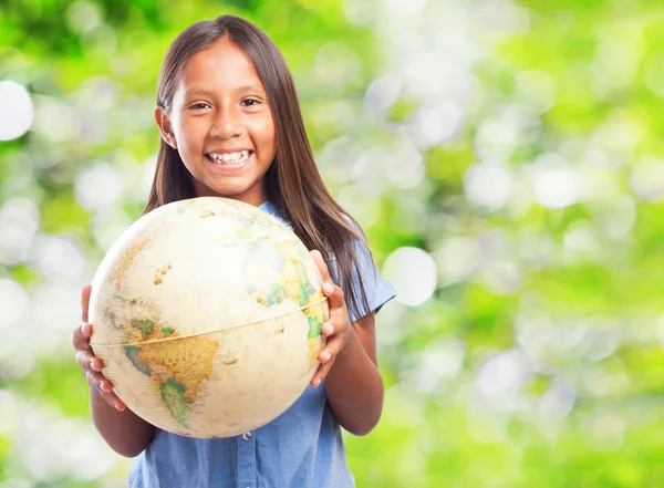 Sevimli kız dünya küre tutan