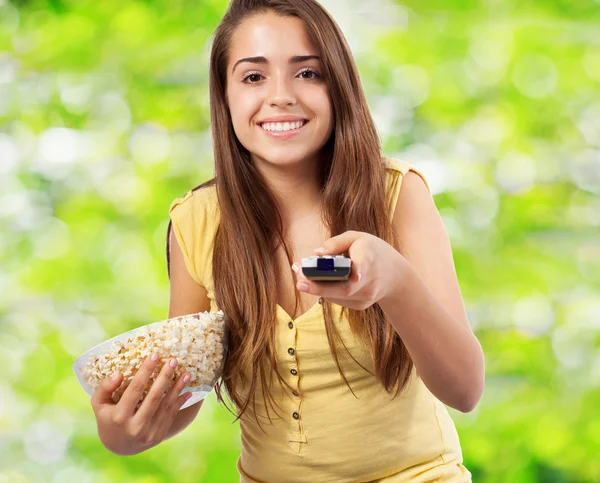 Fiatal lány étkezési pop corn — Stock Fotó