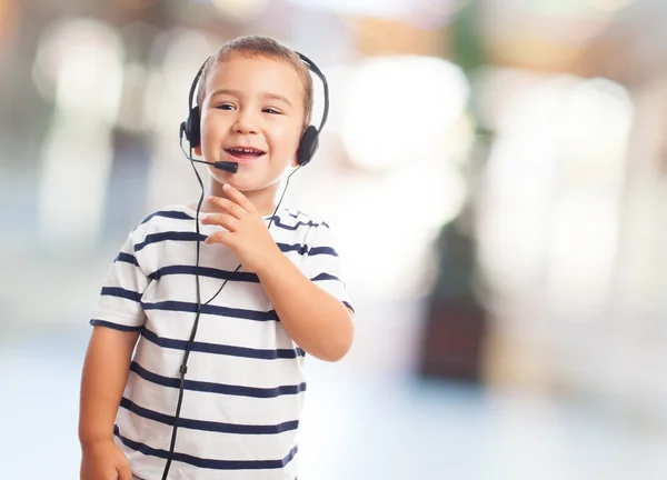 Pequeño niño hablando con auriculares — Foto de Stock