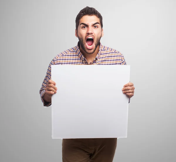 Joven gritando y sosteniendo la pancarta — Foto de Stock