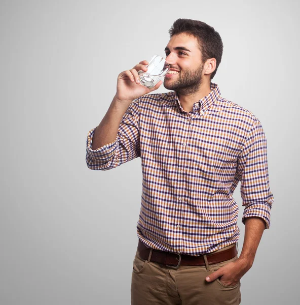 Junger Mann trinkt Wasserglas — Stockfoto