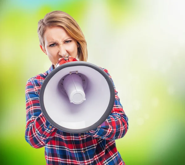 Mooie vrouw schreeuwen met megafoon — Stockfoto