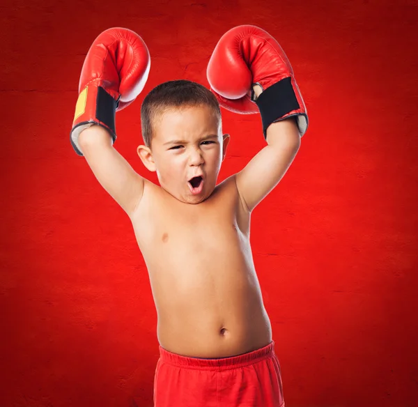 Liten unge bär boxer handskar — Stockfoto