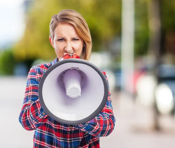 Mooie vrouw schreeuwen met megafoon — Stockfoto