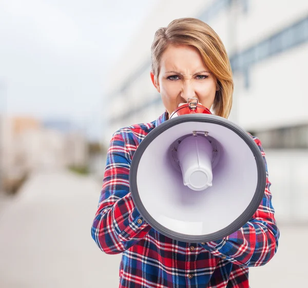 Гарненька жінка кричить з мегафоном — стокове фото