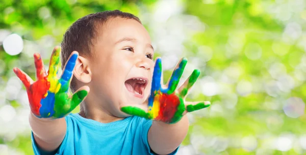 Симпатичный ребенок с ручной краской — стоковое фото