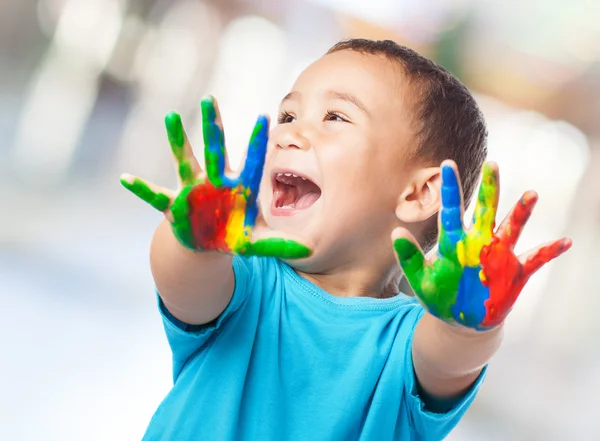 Criança bonito com as mãos pintar — Fotografia de Stock