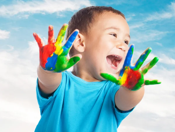 Schattige jongen met handen verf — Stockfoto