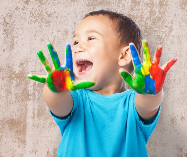 Симпатичный ребенок с ручной краской — стоковое фото