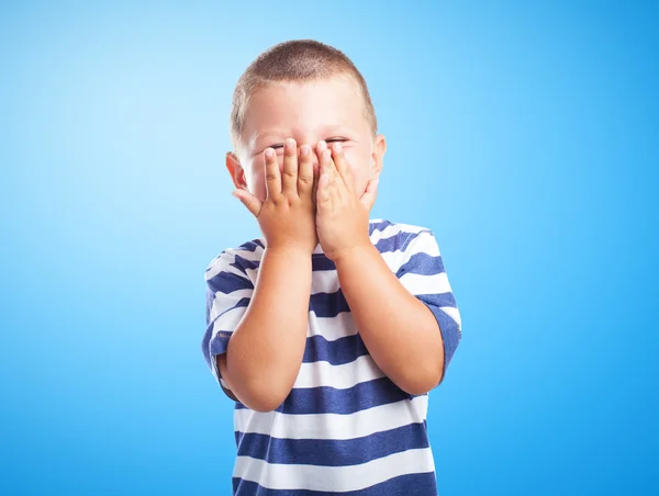 Zabawne dziecko ukrywanie twarzy — Zdjęcie stockowe