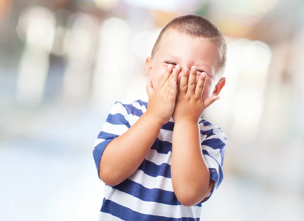 Divertido niño escondiendo su cara — Foto de Stock