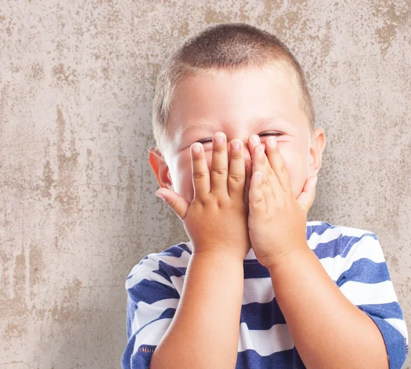 Eğlenceli çocuk yüzünü gizleme — Stok fotoğraf