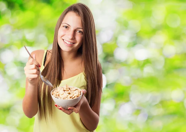 Chica bonita comiendo cereales —  Fotos de Stock