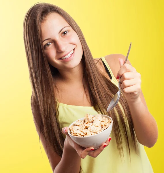 Menina bonita comer cereais — Fotografia de Stock