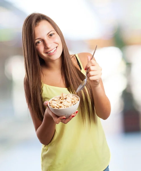 Chica bonita comiendo cereales —  Fotos de Stock