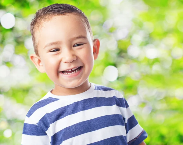 Glückliches Kind, das lächelt und Spaß hat — Stockfoto