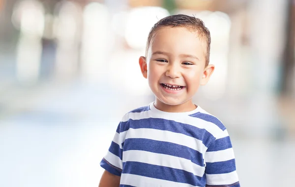 Glückliches Kind, das lächelt und Spaß hat — Stockfoto