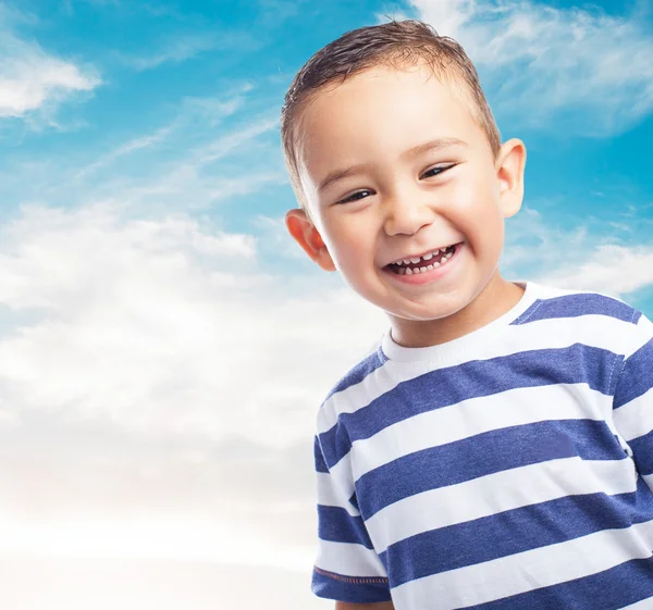 Glückliches Kind, das lächelt und Spaß hat — Stockfoto