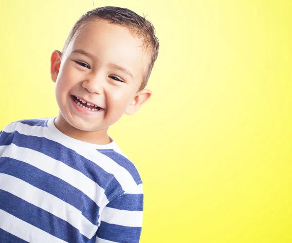 Glückliches Kind, das lächelt und Spaß hat — Stockfoto