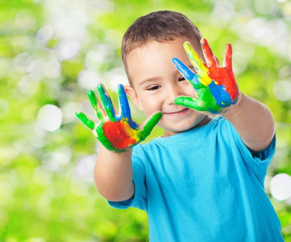 Miúdo bonito brincando com tinta — Fotografia de Stock