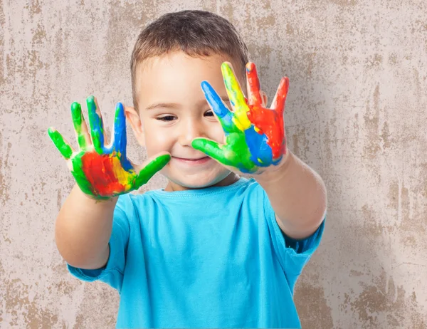 Schattige jongen spelen met verf — Stockfoto