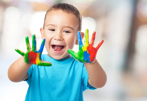 Χαριτωμένο παιδί που παίζει με το χρώμα — Φωτογραφία Αρχείου