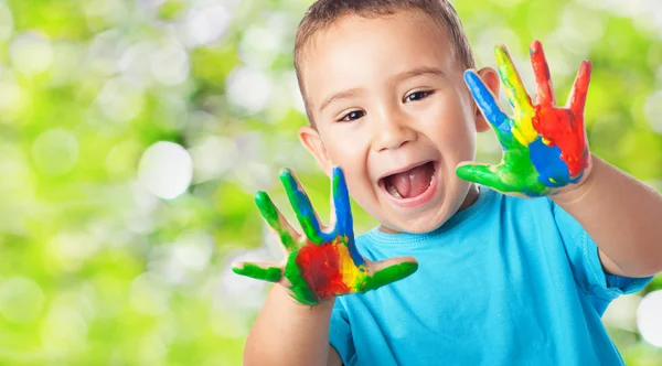 Słodkie dziecko grając z farbą — Zdjęcie stockowe