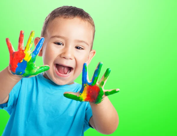 Ragazzo carino che gioca con la vernice — Foto Stock